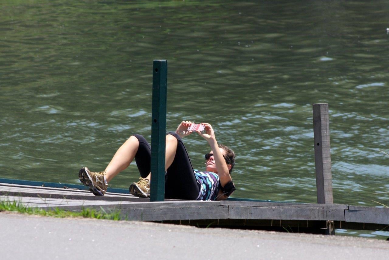 Juliana Didone tem dia de malhação em meio a natureza