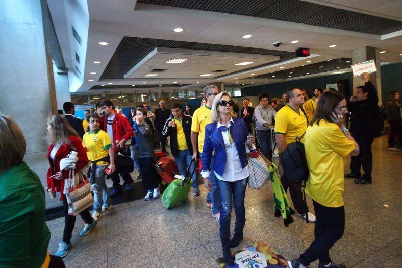 Turistas são recepcionados com apresentação de dançarinos de samba