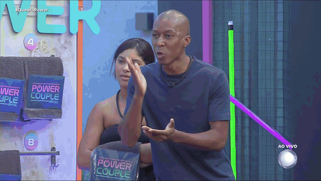 Reprodução em GIF/'Quem é amigo de todo mundo, não é amigo de ninguém', diz Emilyn para Victor| Power Couple (05:58)