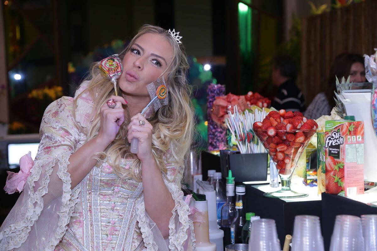 Janaina Jacobina comemora aniversário vestida de princesa da animação Frozen