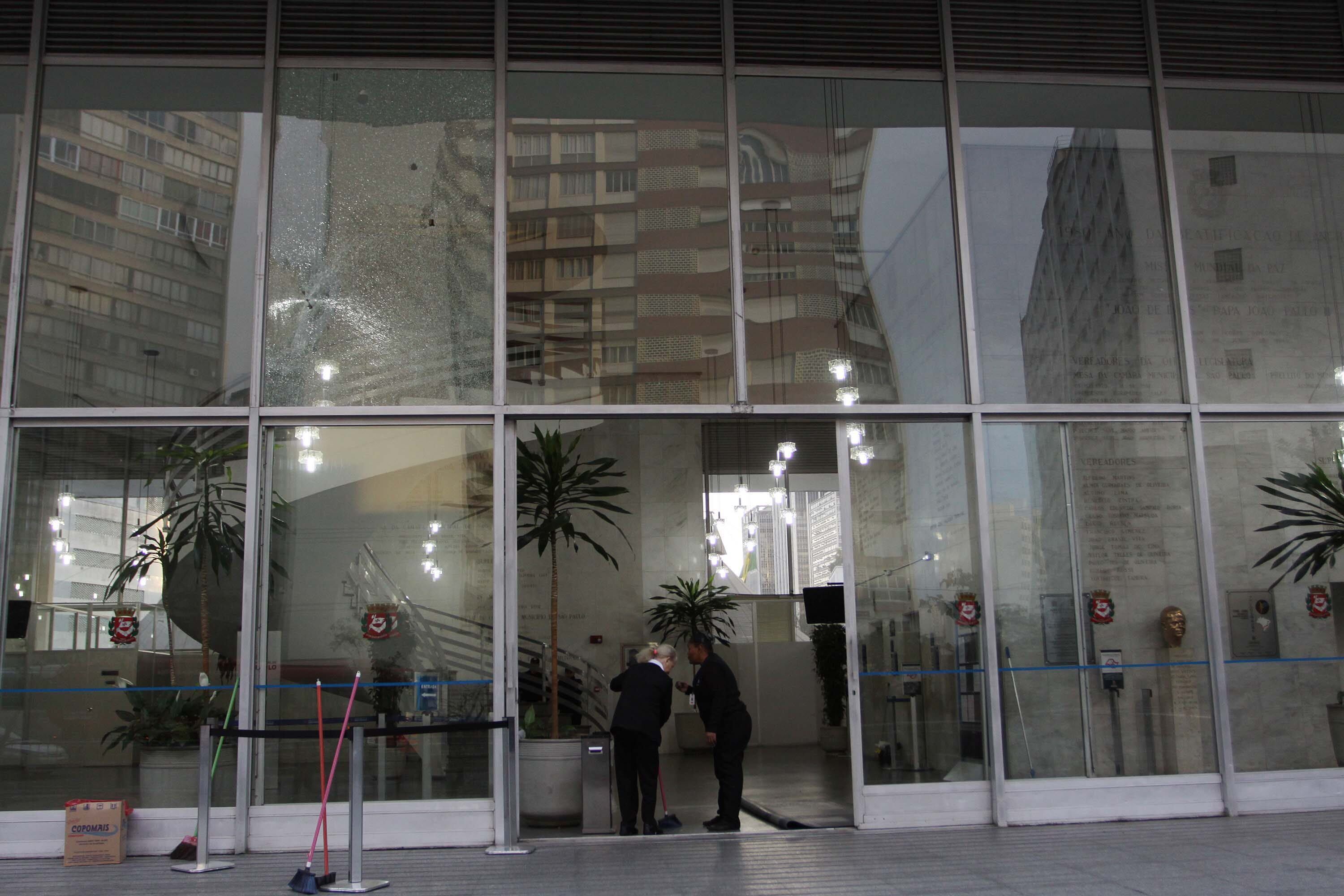 Um grupo tentou invadir o prédio, mas foi impedido por PMs, que utilizaram bombas de gás lacrimogênio e de efeito moral. A Casa teve vidros quebrados e pichações foram registradas na região