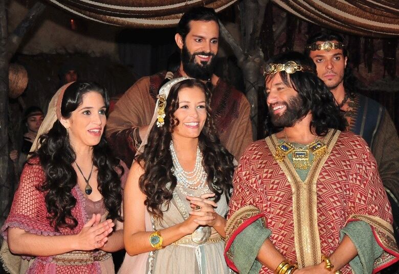 Enquanto todos  comemoram o casamento com muito êxito, Jonatas demonstra desconfiança das intenções do pai e avisa Davi para fugir do local. Será que o rei Saul vai atrás do guerreiro? 
Fique ligado nas emoções de Rei Davi, aos sábados, a partir das 20h30, na Record TV