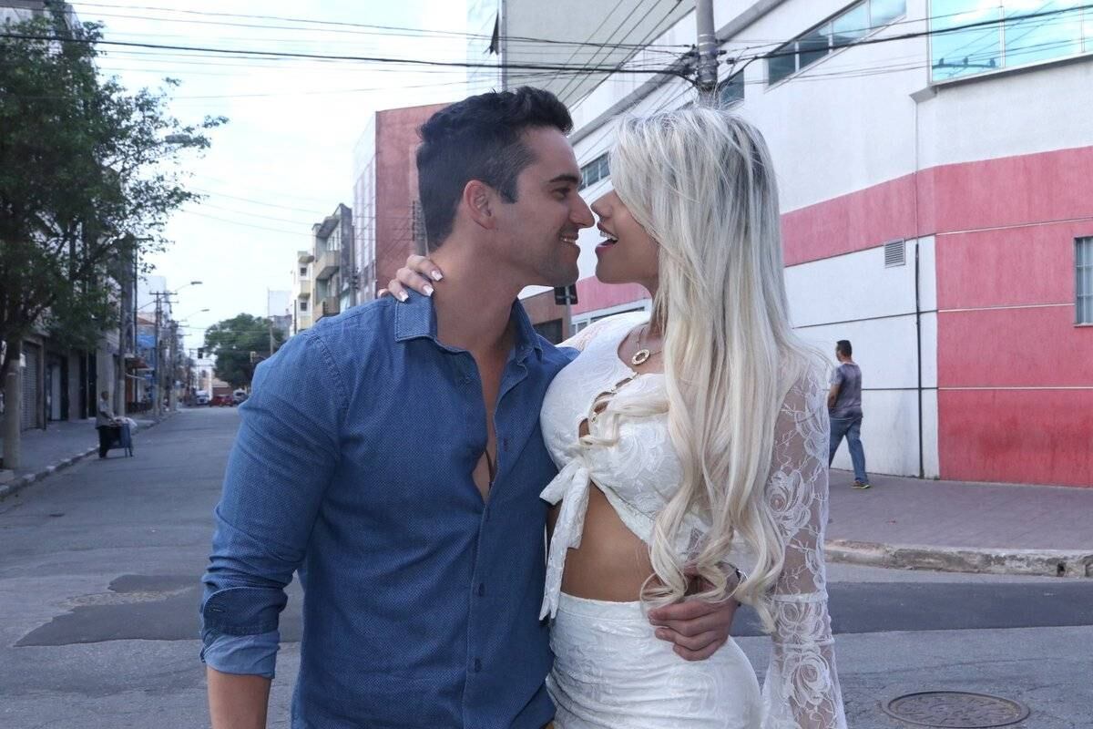 Durante o evento no Brás, Janaina fez questão de mostrar que seu relacionamento com Leonardo Mendes está ótimo