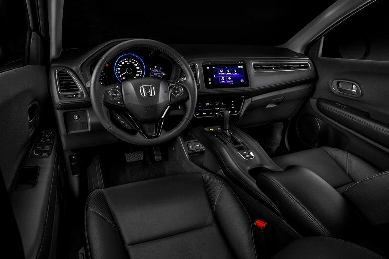 A cabine tem visual simples e bem resolvido. Os destaques são o console central "flutuante" e a tripla saída de ar-condicionado defronte o passageiro. A versão topo de linha traz central multimídia com GPS e ar-condicionado digital com tela sensível ao toque