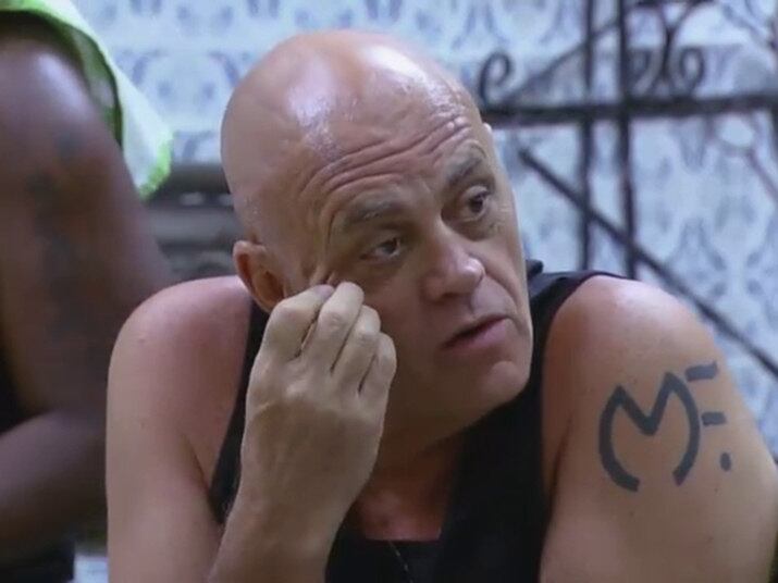 Oscar Maroni mostrou que se ama muito. Ele tatuou a letra M no braço