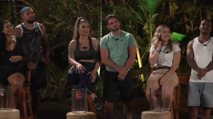 Os casais ainda participaram de uma dinâmica em que não valia sabonetar. Eles precisavam distribuir as fichas para os competidores que eles achassem que mais combinava com a frase. A tensão rolou solta!