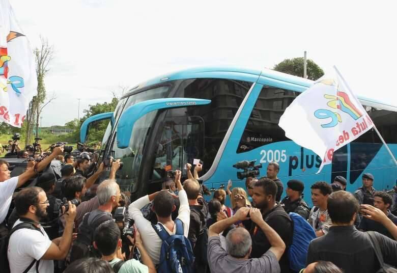 Dezenas de fotógrafos e cinegrafistas acompanharam a saída do ônibus da seleção do hotel na Ilha do Governador, zona norte do Rio