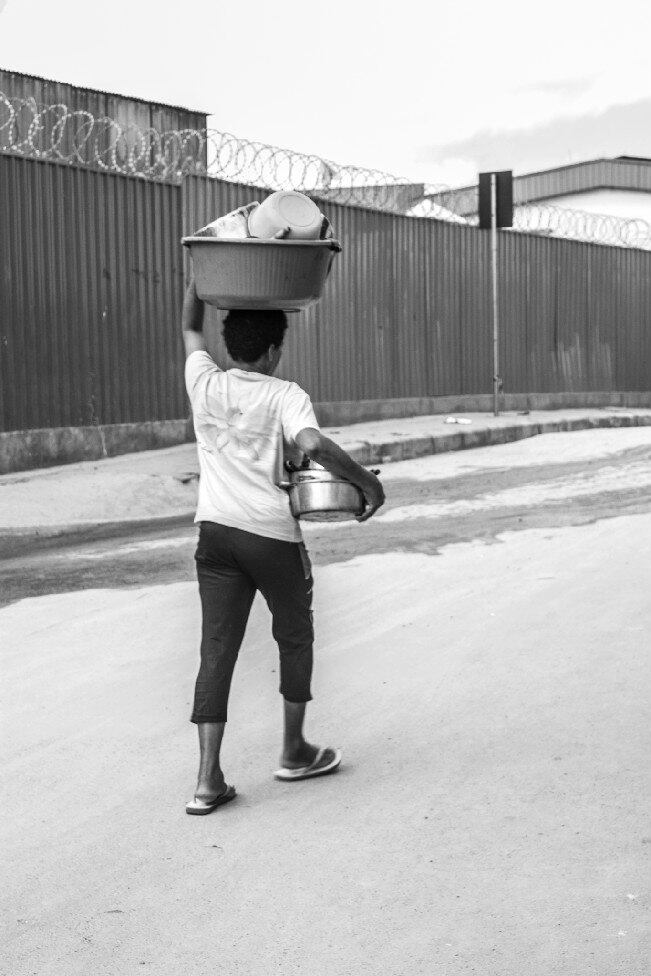 O artista é morador do aglomerado há 29 anos e foi lá que começou a fotografar. O local é constituído por sete vilas e serviu de inspiração para os primeiros trabalhos de "Favela, uma foto por dia"

