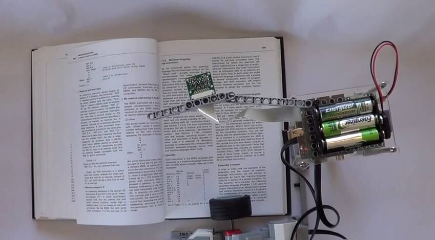 Digitalizador

Um engenheiro químico, utilizando uma placa Raspberry Pi e peças de Lego, conseguiu criar uma máquina digitalizadora que fotografa a página do livro e cria uma versão digital do livro