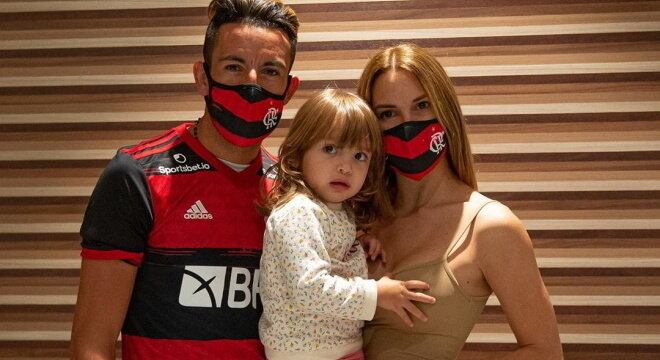 Isla chegou ao Brasil na última madrugada com esposa e filha