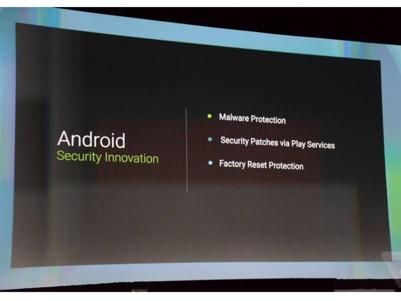As atualizações de segurança do Android não serão mais enviadas por meio dos updates do sistema operacional, mas poderão ser baixadas na Google Play Store. Também haverá o recurso Universal Data Controls. Com ele será possível ajustar todas as configurações de privacidade dos apps de uma vez só