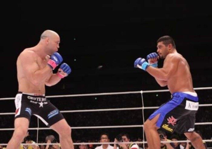 Antes de surgir o UFC, outra franquia fez sucesso no mundo
das lutas: o Pride, evento criado e disputado no Japão. Nessa época, o rei do
Pride era um lutador bastante conhecidos pelos brasileiros. Wanderlei Silva, o “Cachorro
Louco”, lutava como uma verdadeira máquina no evento japonês. Ia para cima dos
adversários logo no início do combate, causando certo estrago no rosto de
alguns. O confronto contra Ricardo Arona, o segundo entre os dois, foi motivo
de polêmica. Arona controlou toda a luta, embora Wanderlei tenha sido mais
contundente em seus golpes. Arona não ficou satisfeito com o resultado do combate e afirmou que não perdeu para seu adversário, mas sim para a máfia japonesa
