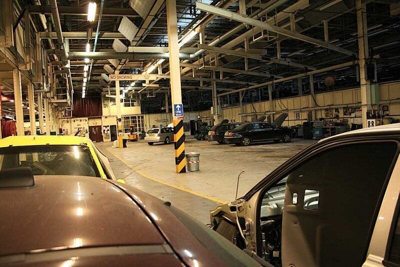 Um mistério vem rondando a indústria automobilística mundial: uma das maiores e mais antigas fábricas de carros do Reino Unido, pertencente à montadora MG Rover, foi abandonada cheia de peças e veículos novos em seu interior, na cidade de Longbridge. A linha de montagem "fantasma" conserva um acervo de raridades de encher os olhos.

Entenda a história nas imagens a seguir

