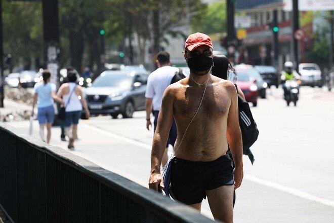 Ainda de acordo com o CGE, uma nova frente fria de fraca atividade deve passar pelo litoral paulista no final de semana, provocando queda de temperatura e diminuindo a intensidade do calor.
