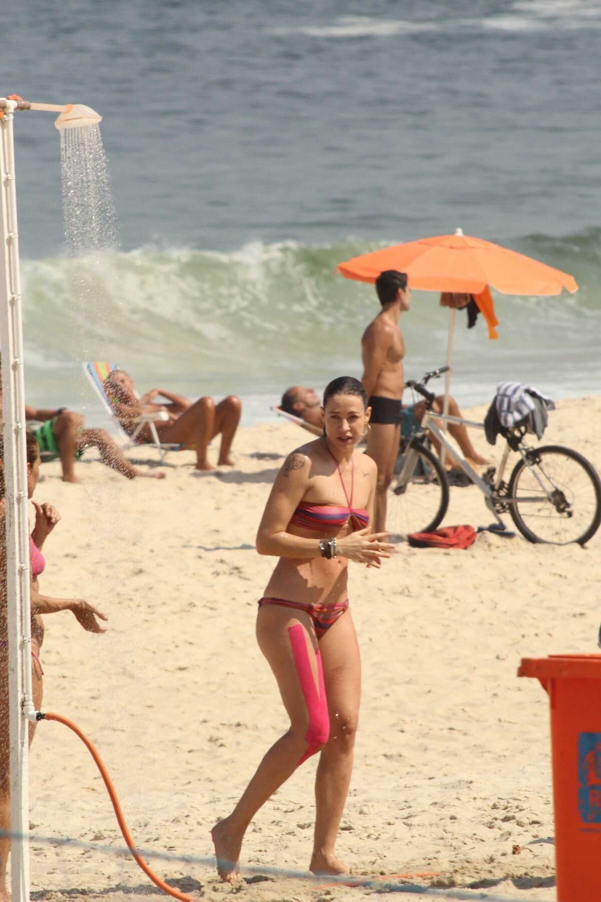 Casal aproveitou o bom tempo para da um mergulho no mar