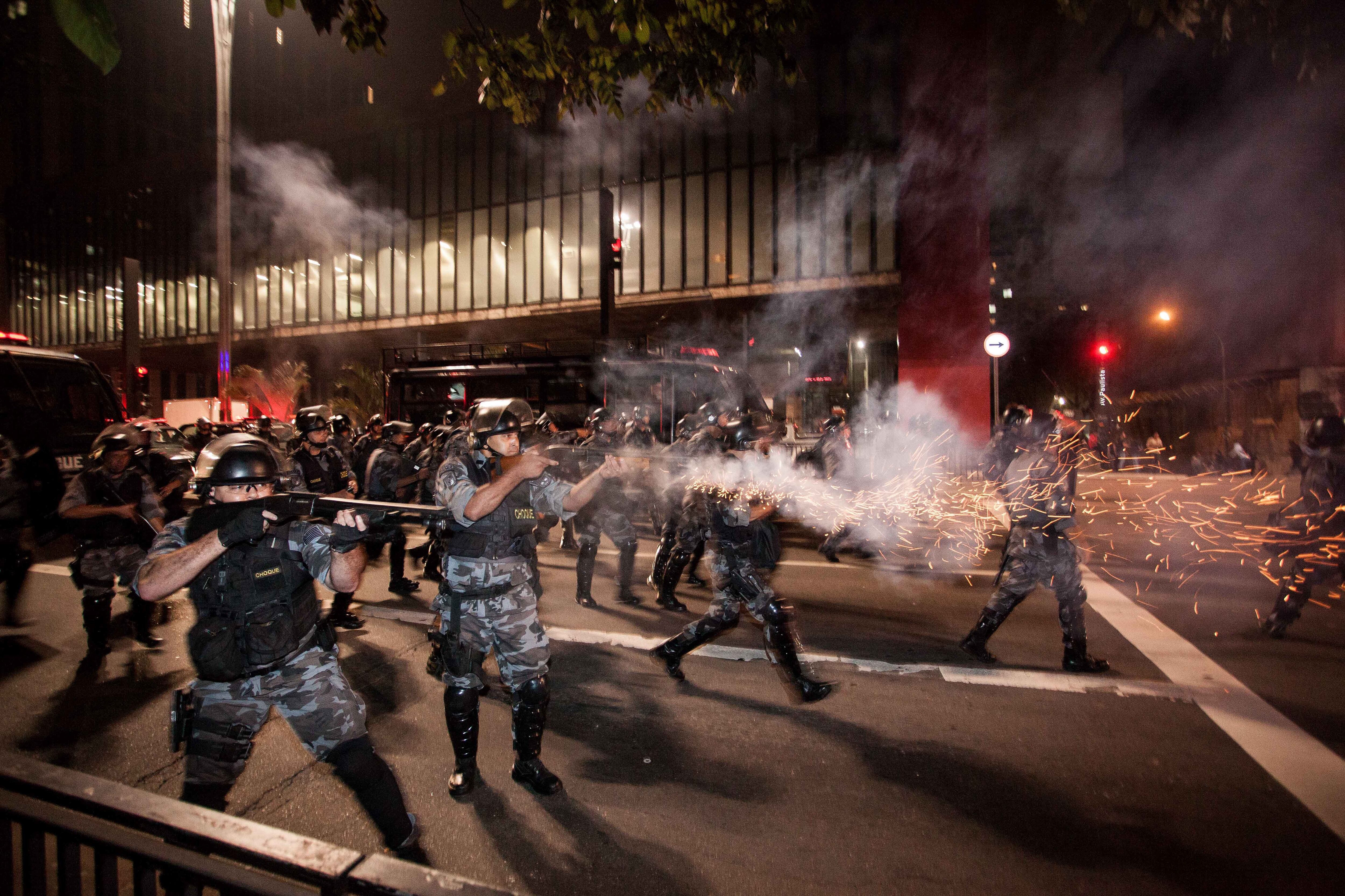 Utilizado
para controle de multidões, a bomba de gás lacrimogênio provoca diversas
reações ao organismo, de acordo com o toxicologista da Unifesp (Universidade
Federal de São Paulo) Sérgio Graff. Essa arma é uma das utilizadas pela Polícia
Militar durante manifestações.
— Pode
provocar irritação na mucosa ocular e nas vias respiratórias. Ao entrar em
contato com o gás, a pessoa sente ardência nos olhos, nariz, queimação leve na
pele e falta de ar