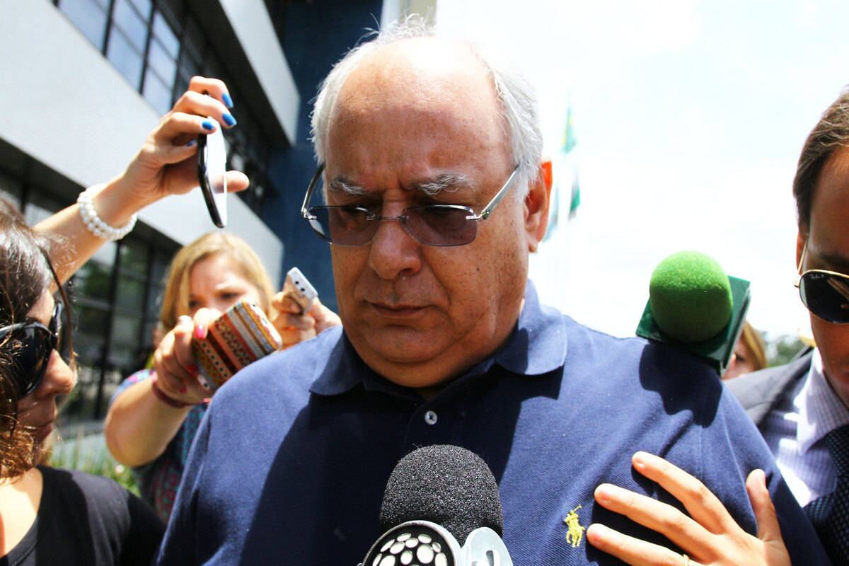 Renato Duque, ex-diretor de Serviços da Petrobrás, deixa a sede da Superintendência da Polícia Federal em Curitiba(PR) onde estão presos os envolvidos na Operação Lava Jato. O ministro Teori Zavaski, do Supremo Tribunal Federal (STF), atendeu na noite de ontem(02) o pedido da defesa de Duque para revogar sua prisão preventiva