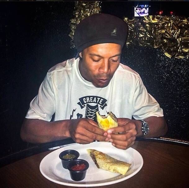 Desde que deixou o Galo, Ronaldinho parece estar aproveitando bastante a nova vida no México. O jogador, que vem sendo discreto dentro de campo e ainda não brilhou em seu novo time, compartilha nas redes sociais imagens de sua vida extracampo. Veja a seguir o que R10 tem feito em terras mexicanas

