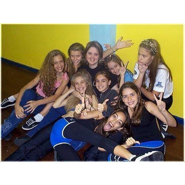 Olha que gracinha as paquitas 2000 em um momento de descontração! Dá para reconhecer alguns rostos, não é?