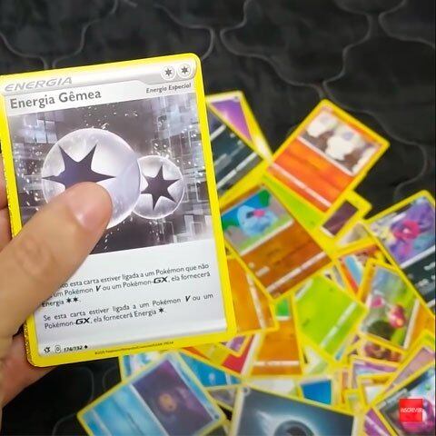 Se hoje em dia é possível capturar Pokemón através do celular, nos anos 90 era possível adquiri-los através de cartas.