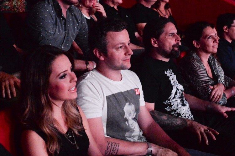 O casal estava sentado ao lado do roqueiro Andreas Kisser, do Sepultura