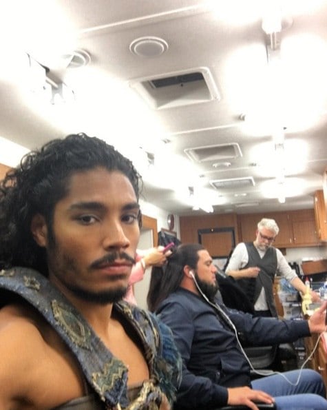 Para quem não se lembra, Khaleesi foi sequestrada pelos dothrakis no fim da quinta temporada e será escrava deles, que veem nela a culpada pela morte de Khal Drogo (Jason Momoa). Segundo Diogo, o clima nos bastidores não poderia ser melhor e a atriz Emilia Clarke é gente como a gente em todos os sentidos.

— A Emilia foi supertranquila, humilde. Ela, por ser da elite de
Hollywood, poderia ser metida e tal, mas ela trata todo mundo igual, supersimpática, joga junto. E ela é parceira, te deixa
seguro de si em cena. E ela tem uma energia que contagia, brinca com todo mundo. O mais legal é que é sem querer, sem forçar nada, é natural. Antes das gravações,
quando estávamos esperando, era a maior diversão