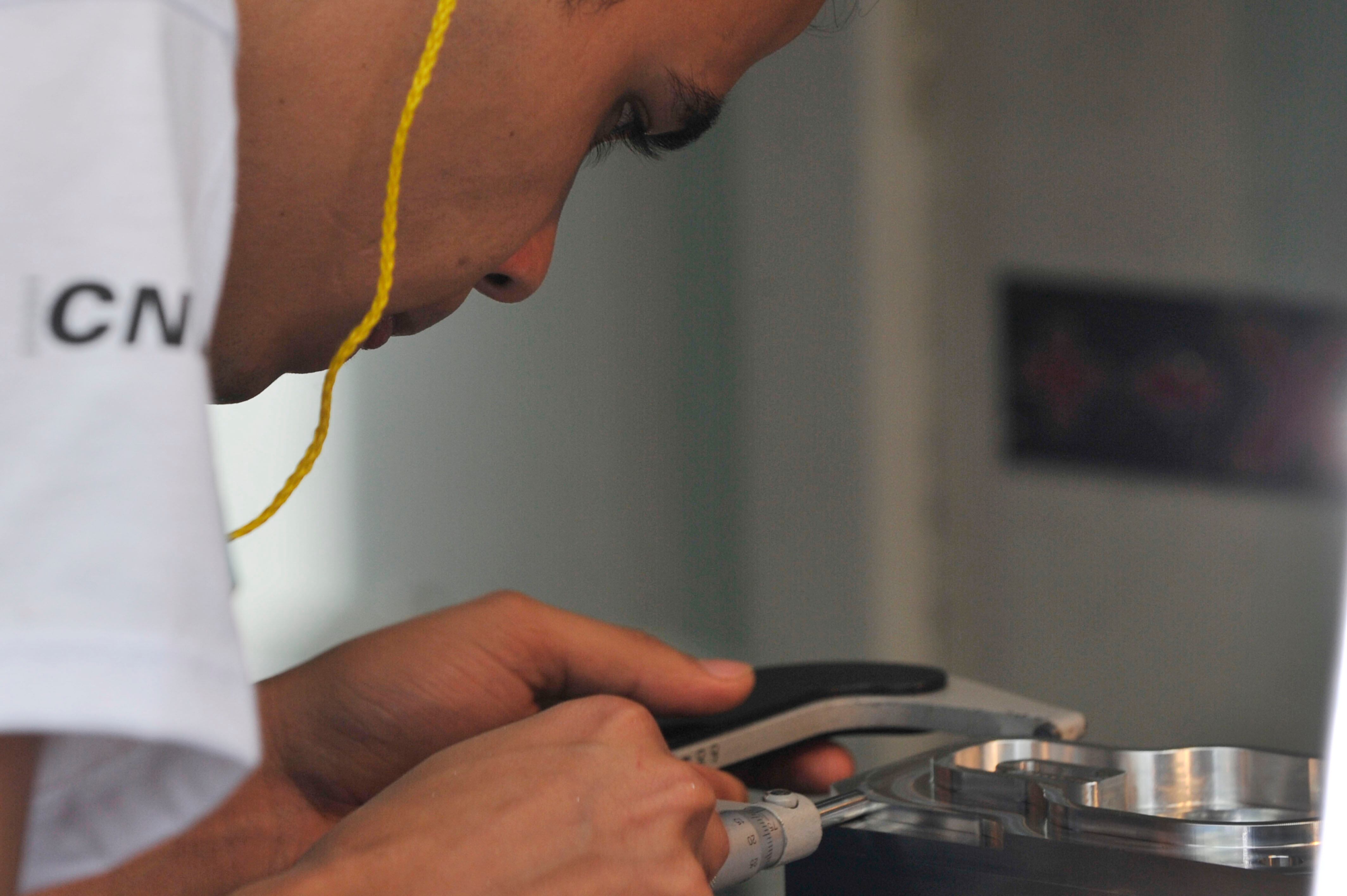 Já os mecânicos na fabricação e montagem de máquinas,
sistemas e instrumentos ganham no primeiro emprego R$ 1.545,66. Após anos na
função, o rendimento pode chegar a R$ 7.246