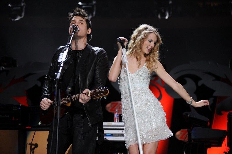 Taylor Swift
Não faltou polêmicas para o romance de John com a cantora (até então) country, que ocorreu em 2009. Na época, um dos fatores que chamou a atenção foi diferença de idade: ela tinha 19 anos e ele 25. O namoro também rendeu uma música, Half of My Heart, que mais tarde acabou ganhando uma nova versão sem a cantora. Com o término do namoro vieram as farpas em forma de música: primeiro foi Taylor Swift quem mandou a indireta com Dear John, letra que causou grande impacto em John e o manteve afastado do cenário musical por quase três anos. Como resposta, ele teria escrito Paper Doll, do último disco Paradise Valley, para a cantora. O boato nunca foi confirmado pelo cantor, mas trechos da música sugerem algumas alfinetadas em Swift