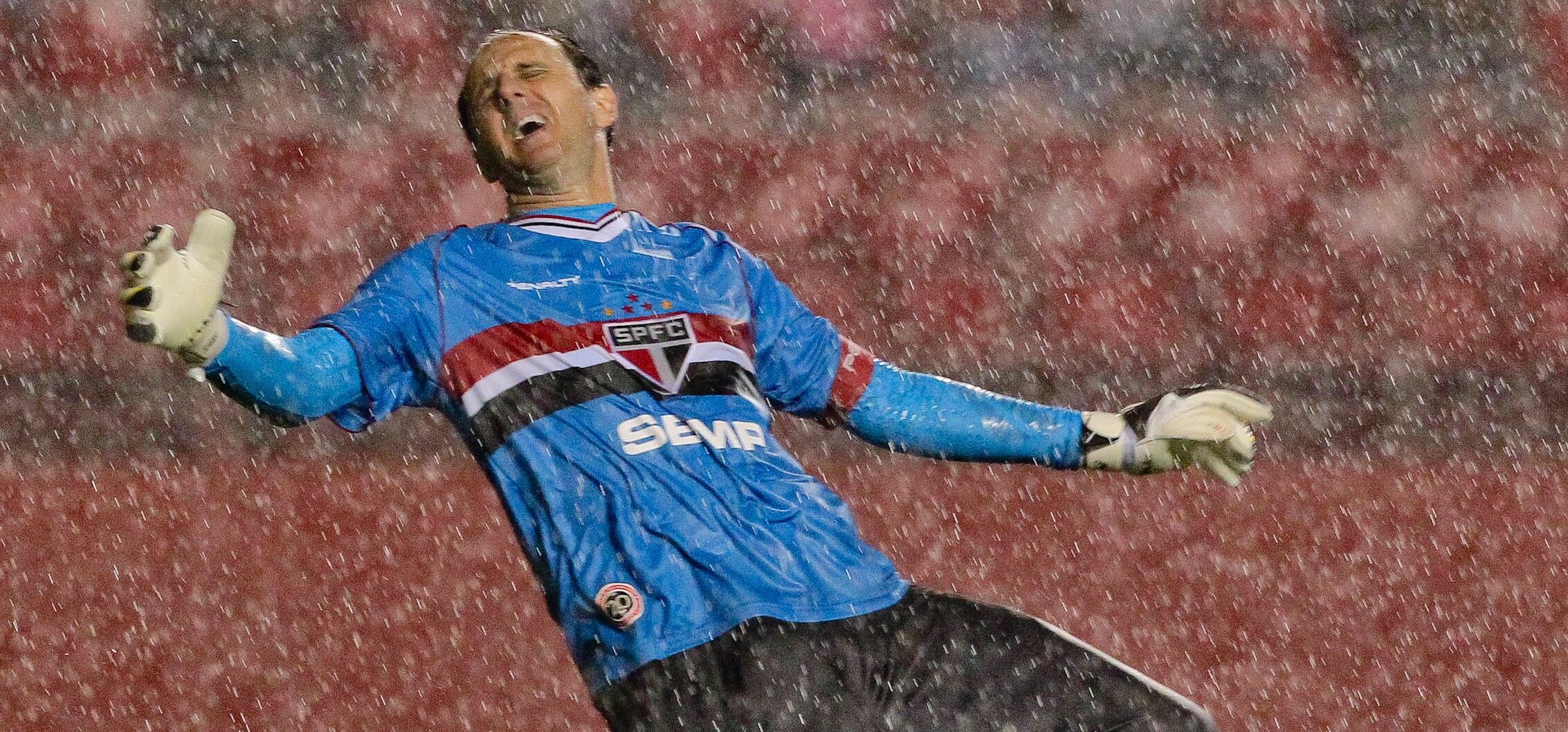 Claro que não podemos esquecer de Rogério Ceni. Quem já não está
acostumado às reclamações que goleiro sempre faz? Reclama de pênalti
marcado, fala que a bola saiu quando ela não saiu...E quando ele se
adianta numa cobrança de pênalti? Pato que o diga. Outra questão sobre o
arqueiro tricolor é sobre parar de jogar. Ele não gosta nem de falar
sobre o assunto. O fato é que em 2013 ele falhou mais do que em qualquer
outro ano...