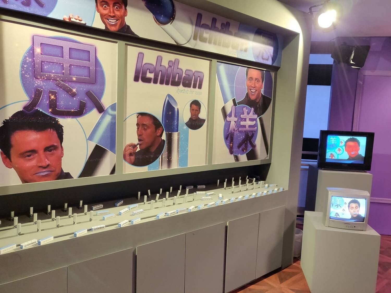 Durante a visita você ainda pode tetar o maravilhoso batom azul brilhante para homens "Ichiban", do mesmo jeito que Joey anunciou