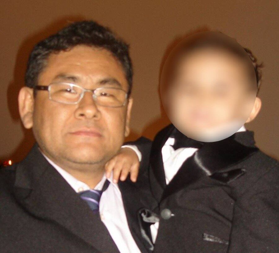 De acordo com a polícia, a adolescente dopou o padrasto e o
esfaqueou na barriga, deixando-o agonizando no chão. O filho mais novo do
casal, de cinco anos, também foi dopado para que não presenciasse o crime. Enquanto
ele ficou em casa dormindo, as duas carregaram o corpo para ser enterrado às
margens da rodovia Luís Augusto de Oliveira (SP-215)