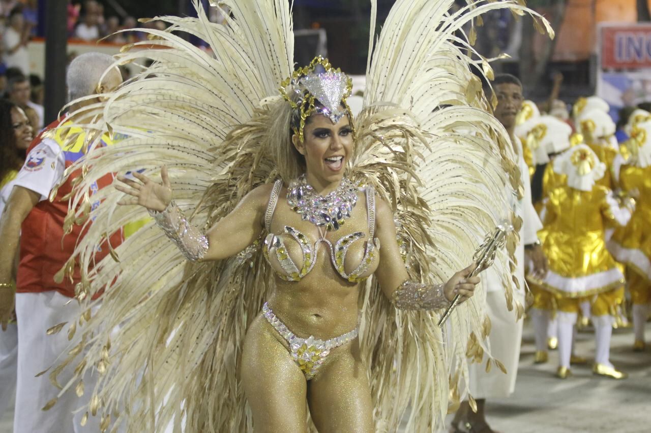 Mulher Melão se destaca no desfile da Inocentes de Belford Roxo