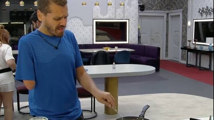 Cozinhar está dentro da lista dos vários talentos de Daniel Toko! O repórter adora preparar tudo o que faz "de forma intuitiva" e com amor, bem no estilo "cozinha de mãe e de vó". Em vários momentos, Toko, Suita e Murilo se ajudaram no preparo das refeições, sendo que uma das contribuições do jornalista foi escondidinho de carne de soja e pimentões. Servidos?