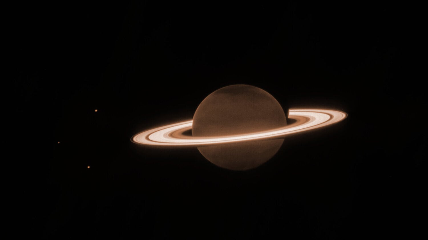 Essa é uma das primeiras fotos em infravermelho de Saturno e seus famosos anéis. Nela é possível ver Dione, Encélado e Tétis, três das inúmeras luas que orbitam o planeta