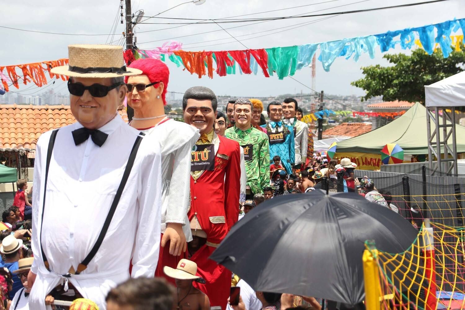 Desfile dos bonecões inicia o encerramento do tradicional carnaval de Olinda