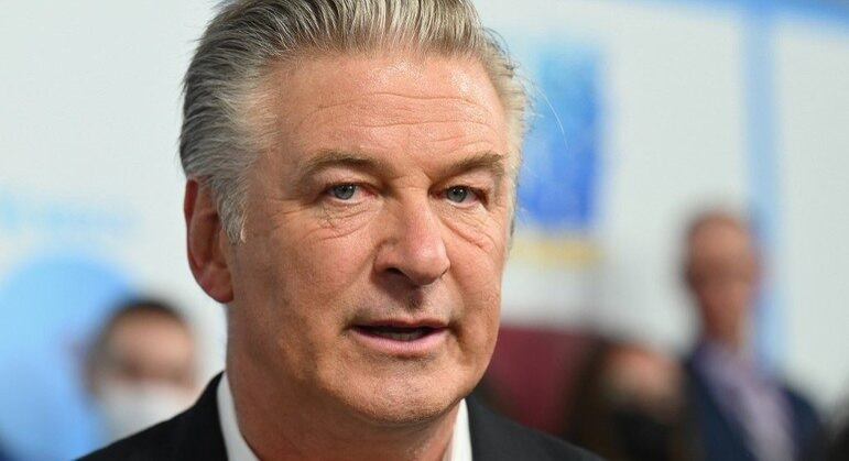 Ator Alec Baldwin dispara arma cenográfica e mata mulher em set de filmagem