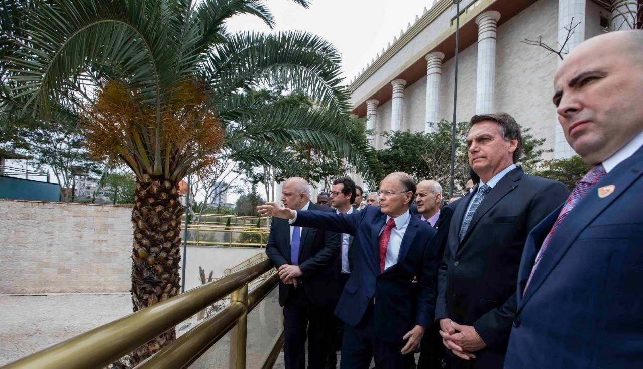 O bispo Edir Macedo conduziu a visita à parte externa do Templo de Salomão