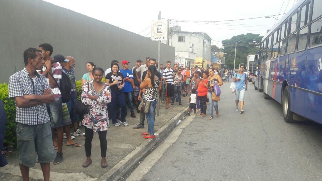 O prazo para o cadastramento obrigatório da biometria termina nesta sexta-feira (23) em nove cidades do Estado de São Paulo. A corrida para regularizar o título de eleitor, a dois dias do fim do prazo, já provoca filas nos cartórios eleitorais e a espera pode chegar a 12 horas
