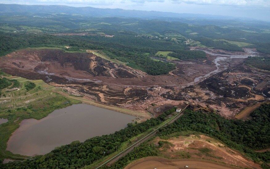 Barragem ruiu, deixando 308 mortos e desaparecidos