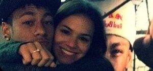 A mãe da atriz era apontada como um dos empecilhos para o romance ir adiante, até por causa da distância entre os dois. Bruna morava no Rio, enquanto Neymar ainda era jogador do Santos. Quando todos já tinham esquecido a história, Neymar foi para a Sapucaí com a Turma do Tois no Carnaval de 2013 e assumiu que estava namorando Bruna Marquezine. Namorado babão, o craque prestigiou a namorada, que era destaque da Grande Rio
