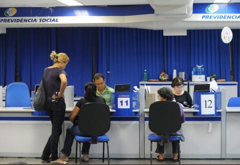 A desoneração da contribuição previdenciária sobre a folha de pagamentos das empresas foi adotada para reduzir gastos