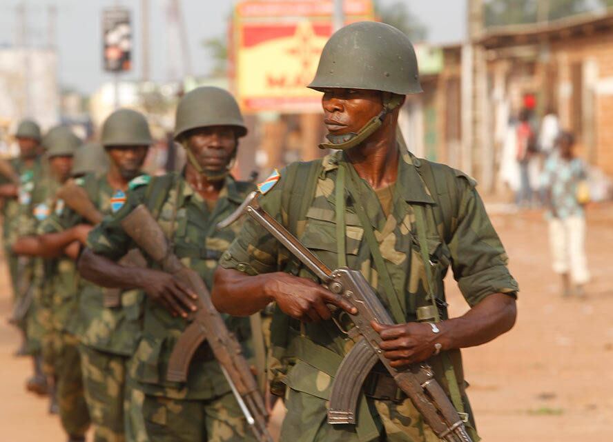 Soldados fazem patrulha nas ruas de Bangui. ONU diz que catástrofe humanitária na RCA tem proporções inexplicáveis