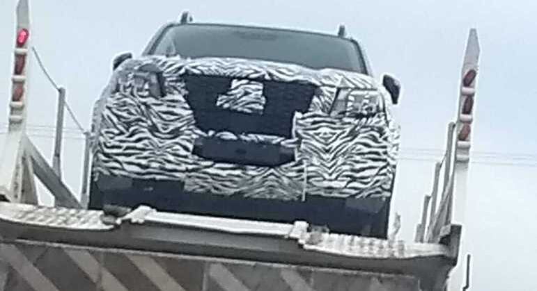 Capô também ficou mais elevado, o que confere mais robustez