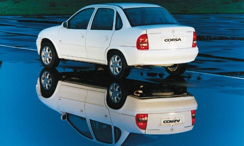 O sedanzinho, com plataforma S4200, veio ao mundo em novembro de 1995 impulsionado pela overdose do hacth Corsa, que nasceu em 1994, em um ano emblemático para o Brasil, com a morte de Aytron Senna e o tetracampeonato de Brasil
