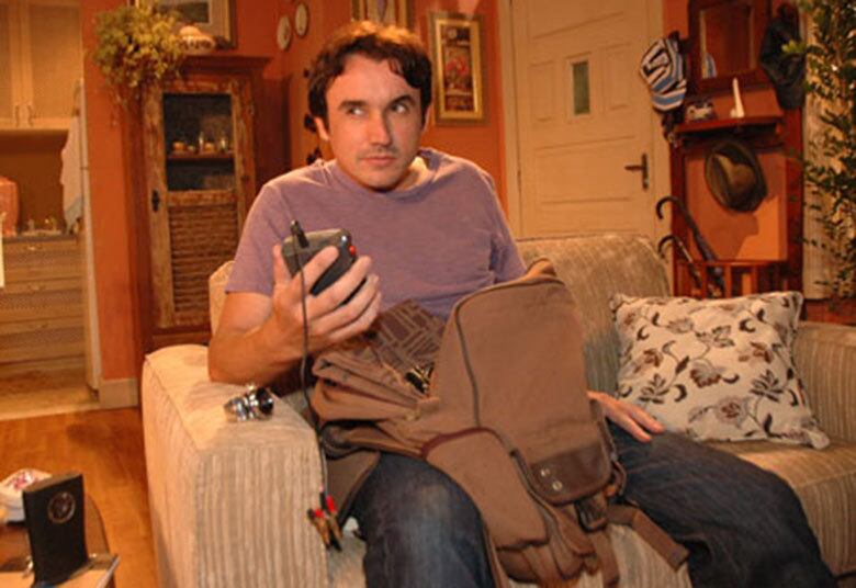 Joca (Caio Junqueira) testa equipamento de escuta