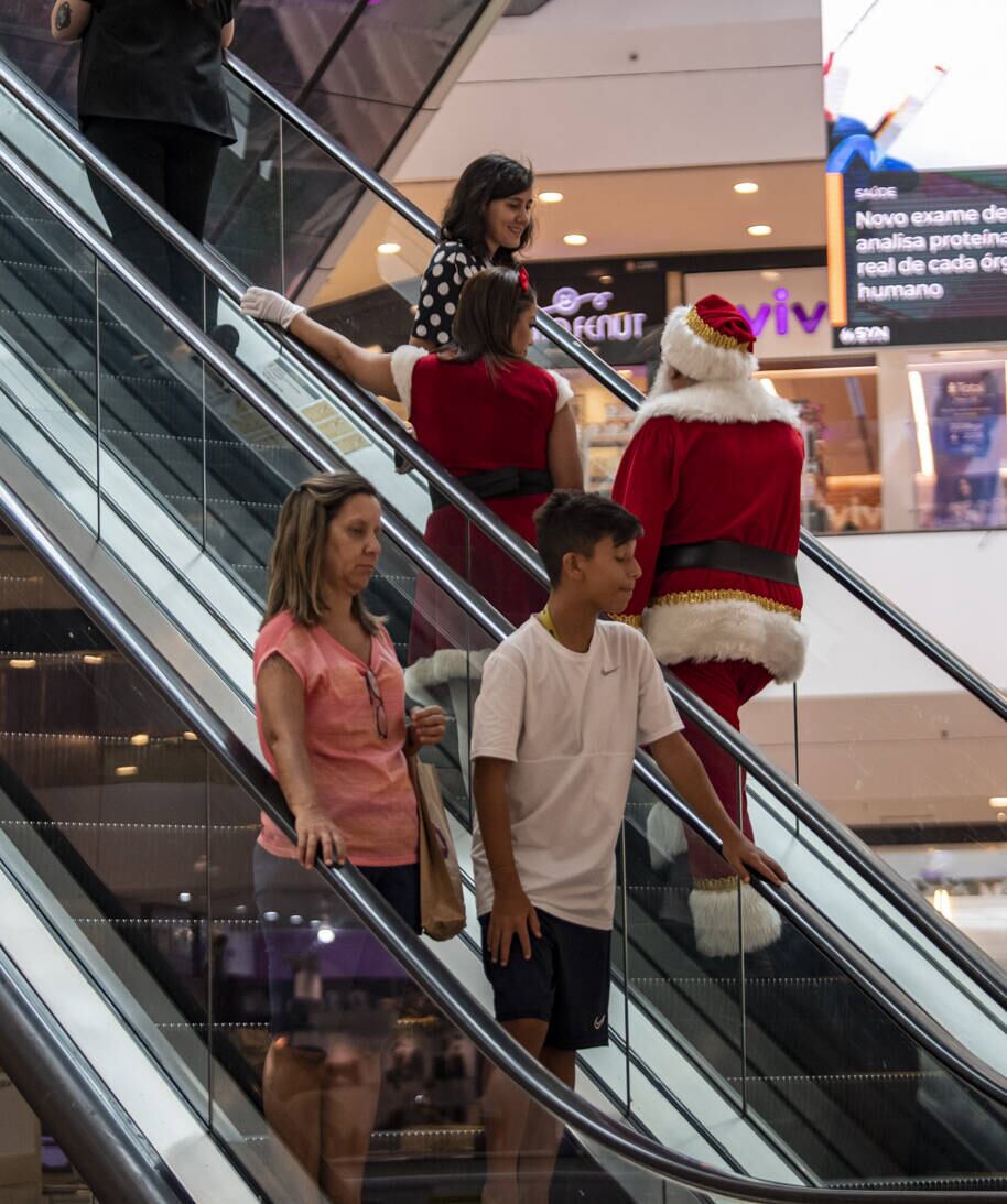 São Paulo, SP - 21.12.2023 - Compras de Natal - Movimentação de consumidores para últimas compras para comemorar o Natal no Shopping D, zona norte da Cidade. Foto Edu Garcia/R7