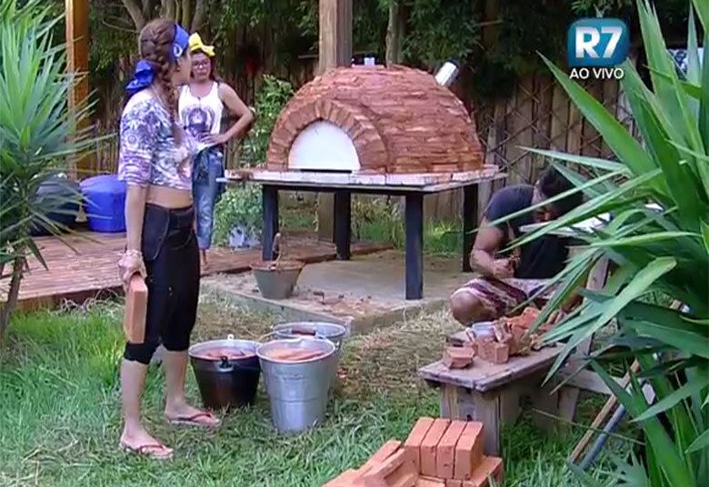 A
atividade não é nada fácil e requer muita força nos braços. Mesmo tendo muito
trabalho pela frente, Mara e JP trocam farpas enquanto posicionam os tijolos 


+ “Eu quero ver a Mara embaixo do edredom com o Marcelo”, dispara Ticiane
+ "Eu vou ganhar A Fazenda", crava Mara Maravilha
+ Ops! Ticiane Pinheiro visita A Fazenda e quebra cerca da casa 
