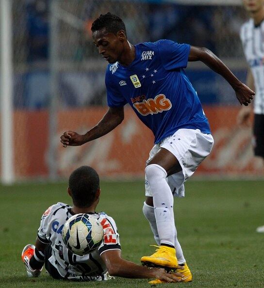 Além disso, também é bastante técnico e é dono de um cruzamento preciso. Suas jogadas colocando o "arco" na bola são uma de suas principais características 