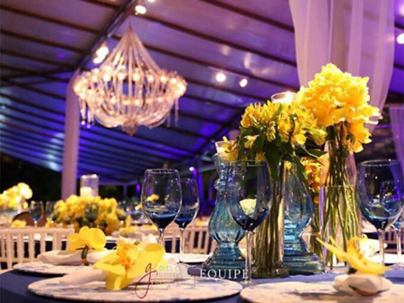 A cor predominante da decoração foi azul, combinando com os arranjos de flores amarelas. A ex-BBB explicou os motivos de ter escolhido azul para a decoração.

─ É a minha cor predileta. Quanto ao terno do Diego, foi uma surpresa e ficou lindo