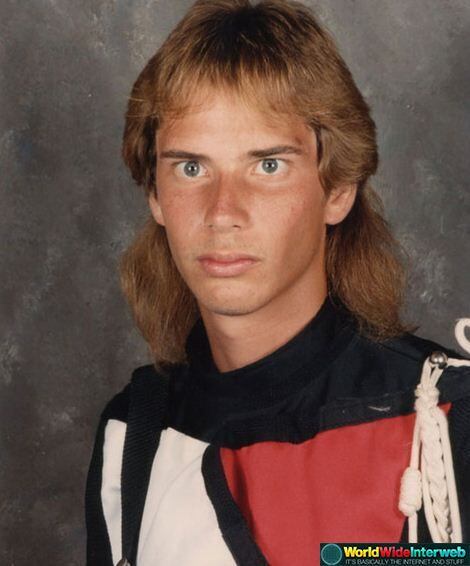 Se tirar os mullets, fica quase normal. Pra ficar normal mesmo, era melhor apagar o cara e deixar só o fundo